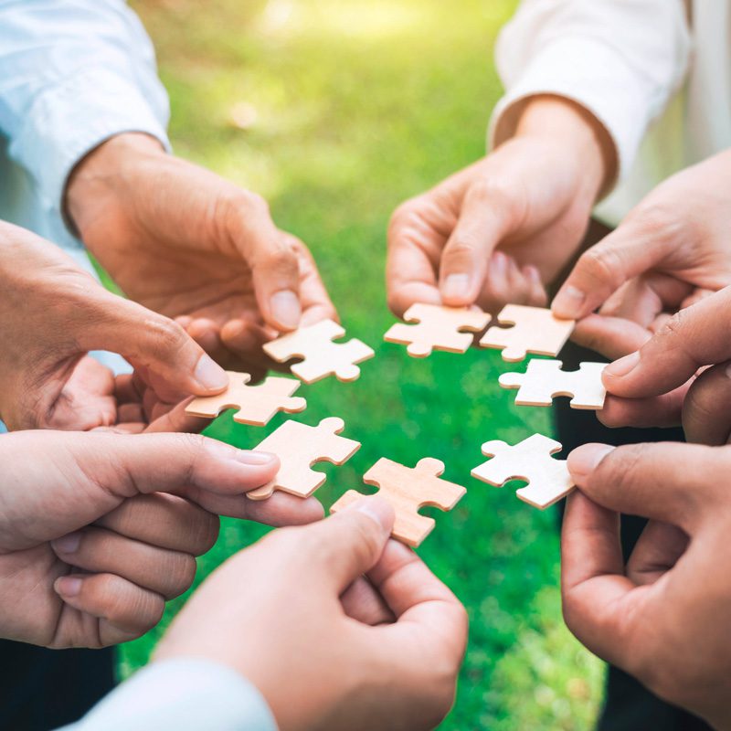 Menschen puzzlen